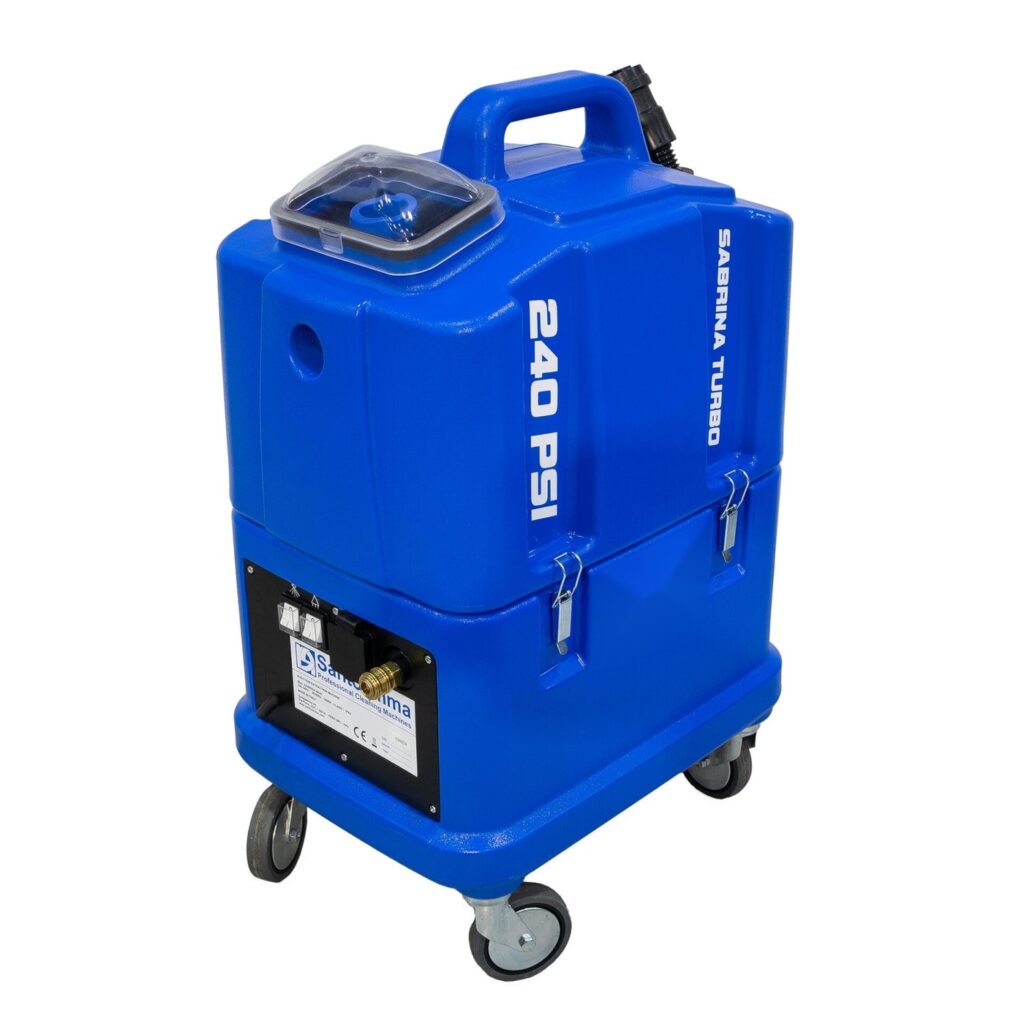 מכונת ניקוי ריפודים ושטיחים סברינה טורבו 240PSI של סנטואמה, גוף כחול על ארבעה גלגלים, בצילום סטודיו על רקע לבן